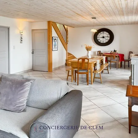 Le Angele, 12pers, Piscine, Calme, 4ch, 9lits Holiday home Senezergues
